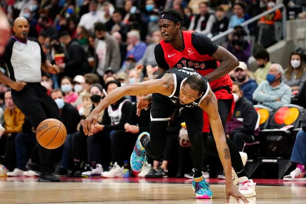 November 7, 2021, Toronto, ON, Canada: Toronto Raptors forward Pascal Siakam, top, picks up a foul on Brooklyn Nets forward Kevin Durant as they fight for a loose ball during second half NBA, Basketball Herren, USA basketball action in Toronto on Sunday, Nov. 7, 2021. Canada News - November 7, 2021 - ZUMAc35_ 20211107_zaf_c35_031 Copyright: xFrankxGunnx