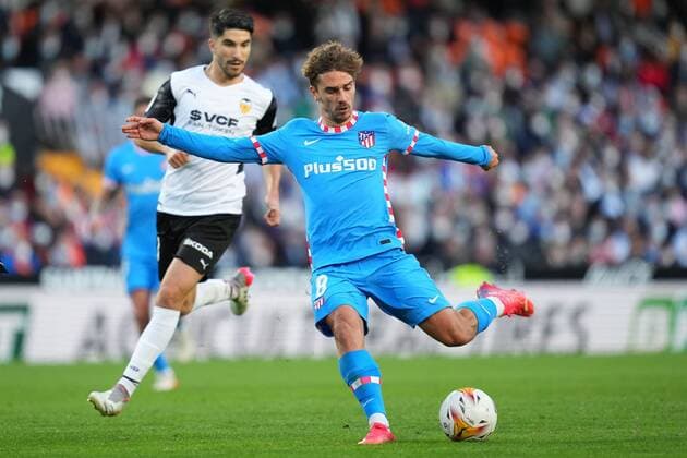 Sport Bilder des Tages Mandatory Credit: Photo by Pressinphoto Shutterstock (12592939be) Antoine Griezmann of Atletico de Madrid scores the 1-2 Valencia CF v Atletico de Madrid, LaLiga Santander, date 13. Football, Mestalla Stadium, Valencia, Spain - 7 Nov 2021 EDITORIAL USE ONLY No use with unauthorised audio, video, data, fixture lists (outside the EU), club league logos or live services. Online in-match use limited to 45 images (+15 in extra time). No use to emulate moving images. No use in betting, games or single club league player publications services. Valencia CF v Atletico de Madrid, LaLiga Santander, date 13. Football, Mestalla Stadium, Valencia, Spain - 7 Nov 2021 EDITORIAL USE ONLY No use with unauthorised audio, video, data, fixture lists (outside the EU), club league logos or live services. Online in-match use limited to 45 images (+15 in extra time). No use to emulate moving images. No use in betting, games or Copyright: xPressinphoto Shutterstockx 12592939be