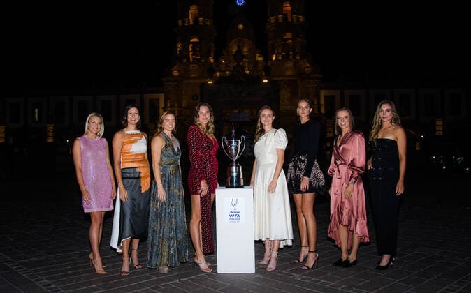 November 8, 2021, GUADALAJARA, MEXICO: Anett Kontaveit of Estonia, Garbine Muguruza of Spain, Maria Sakkari of Greece, Aryna Sabalenka of Belarus, Barbora Krejcikova of the Czech Republic, Karolina Pliskova of the Czech Republic, Iga Swiatek of Poland & Paula Badosa of Spain pose for the iconic photo ahead of the draw ceremony of the 2021 Akron WTA, Tennis Damen Finals Guadalajara WTA tennis tournament GUADALAJARA MEXICO - ZUMAa181 20211108_zaa_a181_019 Copyright: xRobxPrangex
