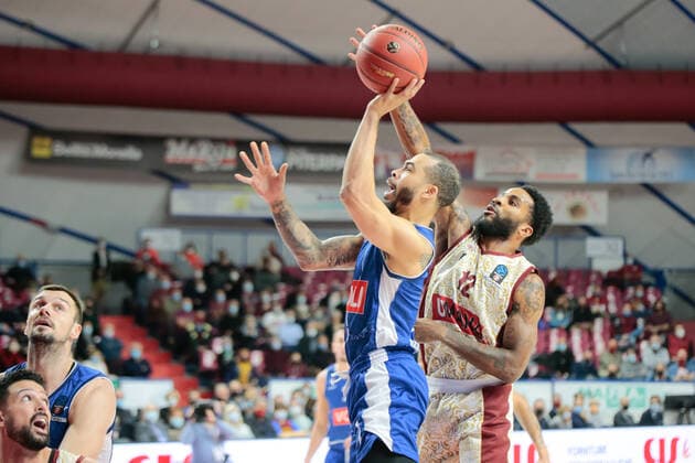 November 9, 2021, Venice, Italy: Venice, Italy, Palasport Taliercio, November 09, 2021, Justin Cobbs (Buducnost Voli Podgorica) and Tarik Phillip (Umana Reyer Venezia) during Umana Reyer Venezia vs Buducnost Voli Podgorica - Basketball EuroCup Championship Basketball EuroCup Championship - Umana Reyer Venezia vs Buducnost Voli Podgorica, Venice, Italy - ZUMAl164 20211109_zsa_l164_015 Copyright: xMattiaxRadonix
