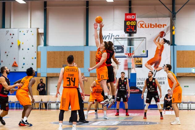 Tip Off for the game with Till Isemann 21, WiHa Panthers Schwenningen GER, Basketball, Barmer 2 Bundesliga Pro A, Matchday 9, WiHa Panthers Villingen Schwenningen vs Quakenbrueck Artland Dragons, 10 11 2021, GER, Basketball, Barmer 2 Bundesliga Pro A, Matchday 9, WiHa Panthers Villingen Schwenningen vs Quakenbrueck Artland Dragons, 10 11 2021, Villingen Schwenningen Copyright: xEibner-Pressefotox EP_FWF