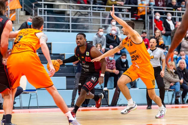 Demetrius Ward 45, Artland Dragons with Adrian Bergmann 18, WiHa Panthers Schwenningen GER, Basketball, Barmer 2 Bundesliga Pro A, Matchday 9, WiHa Panthers Villingen Schwenningen vs Quakenbrueck Artland Dragons, 10 11 2021, GER, Basketball, Barmer 2 Bundesliga Pro A, Matchday 9, WiHa Panthers Villingen Schwenningen vs Quakenbrueck Artland Dragons, 10 11 2021, Villingen Schwenningen Copyright: xEibner-Pressefotox EP_FWF