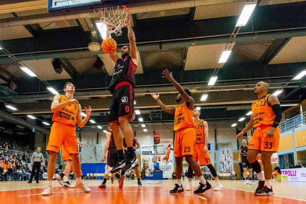 Dunk by Adam Pechacek 0, Artland Dragons GER, Basketball, Barmer 2 Bundesliga Pro A, Matchday 9, WiHa Panthers Villingen Schwenningen vs Quakenbrueck Artland Dragons, 10 11 2021, GER, Basketball, Barmer 2 Bundesliga Pro A, Matchday 9, WiHa Panthers Villingen Schwenningen vs Quakenbrueck Artland Dragons, 10 11 2021, Villingen Schwenningen Copyright: xEibner-Pressefotox EP_FWF
