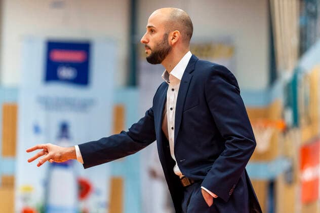 Tuna Isler Coach Artland Dragons GER, Basketball, Barmer 2 Bundesliga Pro A, Matchday 9, WiHa Panthers Villingen Schwenningen vs Quakenbrueck Artland Dragons, 10 11 2021, GER, Basketball, Barmer 2 Bundesliga Pro A, Matchday 9, WiHa Panthers Villingen Schwenningen vs Quakenbrueck Artland Dragons, 10 11 2021, Villingen Schwenningen Copyright: xEibner-Pressefotox EP_FWF