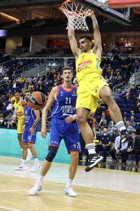 DEU, EUROLEAGUE , ALBA vs ANADOLU EFES ISTANBUL, 11 11 2021, Mercedes Benz Arena, Berlin, DEU, EUROLEAGUE , ALBA vs ANADOLU EFES ISTANBUL, in picture dunking of Maodo Lo ALBA Berlin 0 , Tibor Pleiss Anadolu Efes Istanbul 21 , nordphotoxGmbHx xEngler nph00076