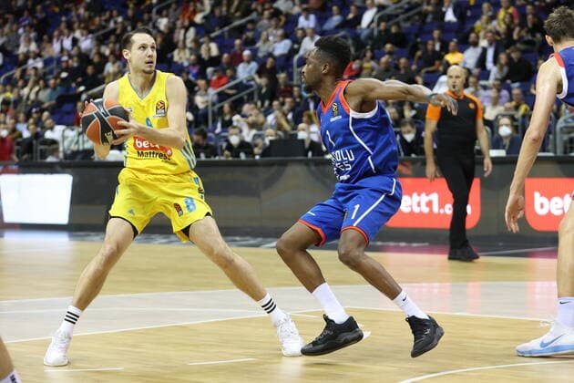 DEU, EUROLEAGUE , ALBA vs ANADOLU EFES ISTANBUL, 11 11 2021, Mercedes Benz Arena, Berlin, DEU, EUROLEAGUE , ALBA vs ANADOLU EFES ISTANBUL, in picture Marcus Eriksson ALBA Berlin 8 , Rodrigue Beaubois Anadolu Efes Istanbul 1 nordphotoxGmbHx xEngler nph00076