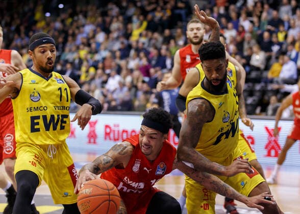 Oldenburg, Lower Saxony, DEU, 12 11 2021, Justin Robinson center, Brose Baskets Bamberg , Cameron Clark right, EWE Baskets Oldenburg and Phil Pressey left, EWE Baskets Oldenburg EWE Baskets Oldenburg vs Brose Baskets Bamberg 1 Basketball Bundesliga Saison 2021 2022, 10 Spieltag, Grosse EWE Arena EWE Baskets Oldenburg vs Brose Baskets Bamberg www.andreas-burmann.de