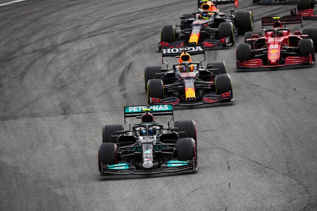 77 BOTTAS Valtteri (fin), Mercedes AMG F1 GP W12 E Performance, 33 VERSTAPPEN Max (nld), Red Bull Racing Honda RB16B, 55 SAINZ Carlos (spa), Scuderia Ferrari SF21, action during the Formula 1 Heineken Grande Premio De Sao Paulo 2021, Sao Paulo Grand Prix, 19th round of the 2021 FIA Formula One World Championship, WM, Weltmeisterschaft from November 12 to 14, 2021 on the Interlagos Circuit, in Sao Paulo, Brazil - F1 - SAO PAULO GRAND PRIX 2021 DPPI Panoramic 20211113_GOODEN_FGO03571