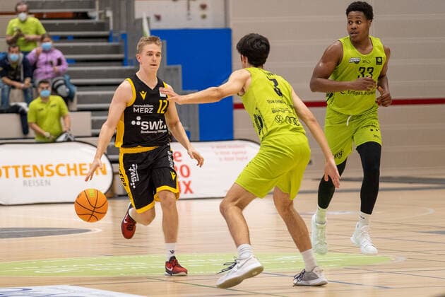 Aatu Kivimaeki Tigers Tuebingen, 12 Tim Martinez Ehingen Urspring, 03 Shane Osayande Ehingen Urspring, 33 , Ehingen Urspring vs Tigers Tuebingen, Basketball, 2 Bundesliga, ProA, Barmer 2 Basketball, Matchday 10, Season 2021 2022, 13 11 2021 Ehingen Urspring vs Tigers Tuebingen, Basketball, 2 Bundesliga, ProA, Barmer 2 Basketball, Matchday 10, Season 2021 2022, 13 11 2021 Ehingen Copyright: xEibner-Pressefotox EP_ABF