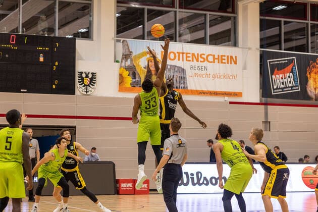 Shane Osayande Ehingen Urpring, 33 Bakary Diba Tigers Tuebingen, 44 Ehingen Urspring vs Tigers Tuebingen, 2 Basketball Bundesliga, Pro A, Barmer 2 Basketball, 10 Spieltag , Spielzeit 2021 2022, 13 11 2021 Ehingen Urspring vs Tigers Tuebingen, 2 Basketball Bundesliga, Pro A, Barmer 2 Basketball, 10 Spieltag , Spielzeit 2021 2022, 13 11 2021 Ehingen Donau Copyright: xNinaxSanderx xEibnerxPressefotox EP_NSR
