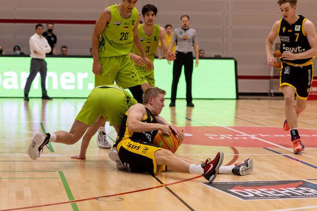 Aatu Kivimaeki Tigers Tuebingen, 12 Ehingen Urspring vs Tigers Tuebingen, 2 Basketball Bundesliga, Pro A, Barmer 2 Basketball, 10 Spieltag , Spielzeit 2021 2022, 13 11 2021 Ehingen Urspring vs Tigers Tuebingen, 2 Basketball Bundesliga, Pro A, Barmer 2 Basketball, 10 Spieltag , Spielzeit 2021 2022, 13 11 2021 Ehingen Donau Copyright: xNinaxSanderx xEibnerxPressefotox EP_NSR