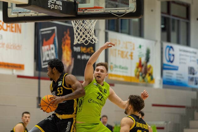 Isaiah Crawley Tigers Tuebingen, 53 Kevin Strangmeyer Ehingen Urspring, 22 Ehingen Urspring vs Tigers Tuebingen, 2 Basketball Bundesliga, Pro A, Barmer 2 Basketball, 10 Spieltag , Spielzeit 2021 2022, 13 11 2021 Ehingen Urspring vs Tigers Tuebingen, 2 Basketball Bundesliga, Pro A, Barmer 2 Basketball, 10 Spieltag , Spielzeit 2021 2022, 13 11 2021 Ehingen Donau Copyright: xNinaxSanderx xEibnerxPressefotox EP_NSR
