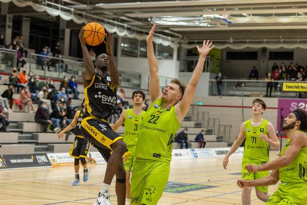Bakary Diba Tigers Tuebingen, 44 Kevin Strangmeyer Ehingen Urspring, 22 Ehingen Urspring vs Tigers Tuebingen, 2 Basketball Bundesliga, Pro A, Barmer 2 Basketball, 10 Spieltag , Spielzeit 2021 2022, 13 11 2021 Ehingen Urspring vs Tigers Tuebingen, 2 Basketball Bundesliga, Pro A, Barmer 2 Basketball, 10 Spieltag , Spielzeit 2021 2022, 13 11 2021 Ehingen Donau Copyright: xNinaxSanderx xEibnerxPressefotox EP_NSR