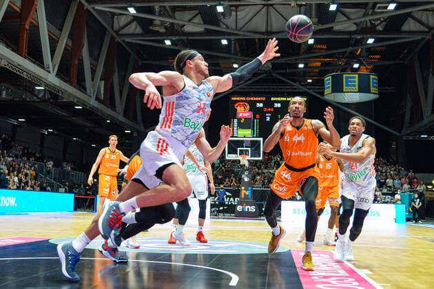 Gavin Schilling FC Bayern Muenchen Basketball left and Darion Atkins Niners Chemnitz right , Niners Chemnitz vs FC Bayern Muenchen, 14 11 2021, BBL Pokal, Quarterfinals, GER, Season 2021 2022 Niners Chemnitz vs FC Bayern Muenchen, 14 11 2021, BBL Pokal, Quarterfinals, GER, Season 2021 2022 Chemnitz Copyright: xBertxHarzer xEibner-xPressefotox