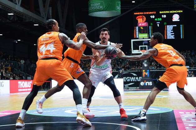 Nihad Djedovic FC Bayern Muenchen Basketball center, Isiaha Mike Niners Chemnitz right and Darion Atkins Niners Chemnitz left , Niners Chemnitz vs FC Bayern Muenchen, 14 11 2021, BBL Pokal, Quarterfinals, GER, Season 2021 2022 Niners Chemnitz vs FC Bayern Muenchen, 14 11 2021, BBL Pokal, Quarterfinals, GER, Season 2021 2022 Chemnitz Copyright: xBertxHarzer xEibner-xPressefotox