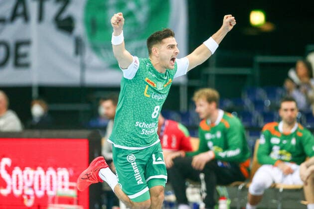 Leipzig, 14 11 2021, QUARTERBACK Immobilien ARENA Leipzig, handball, men, 2021 2022 season, LIQUI MOLY HBL, Matchday 11 , SC DHfK HSG Wetzlar 30 26 14 12 , Pictured Lucas Krzikalla 8, Leipzig cheers ,