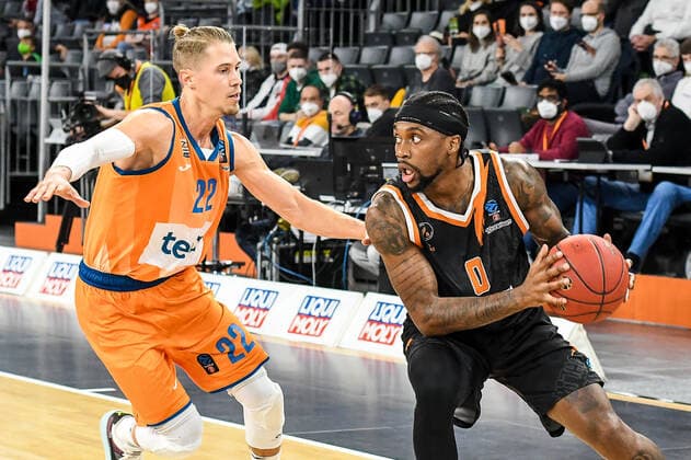 GER, EuroCup, ratiopharm Ulm vs Promitheas Patras 17 11 2021, ratiopharm arena, New Ulm, GER, EuroCup, ratiopharm Ulm vs Promitheas Patras, pictured Thomas Klepeisz Ulm, 22 , Kendrick Ray Patras, 0 nordphotoxGmbHx xHafner nph00200