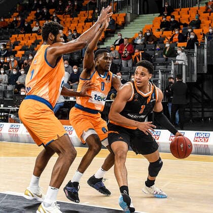 GER, EuroCup, ratiopharm Ulm vs Promitheas Patras 17 11 2021, ratiopharm arena, New Ulm, GER, EuroCup, ratiopharm Ulm vs Promitheas Patras, pictured Cristiano Felicio Ulm, 1 , Semaj Christon Ulm, 0 , Abdul Gaddy Patras, 3 nordphotoxGmbHx xHafner nph00200