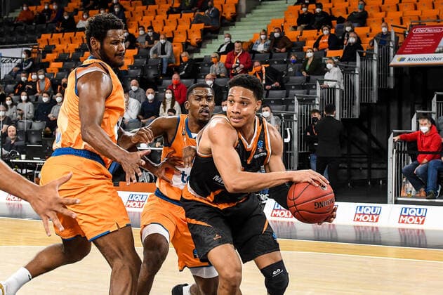 GER, EuroCup, ratiopharm Ulm vs Promitheas Patras 17 11 2021, ratiopharm arena, New Ulm, GER, EuroCup, ratiopharm Ulm vs Promitheas Patras, pictured Cristiano Felicio Ulm, 1 , Semaj Christon Ulm, 0 , Abdul Gaddy Patras, 3 nordphotoxGmbHx xHafner nph00200