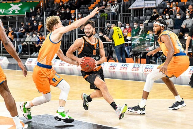 GER, EuroCup, ratiopharm Ulm vs Promitheas Patras 17 11 2021, ratiopharm arena, New Ulm, GER, EuroCup, ratiopharm Ulm vs Promitheas Patras, in picture Per Günther Guenther Ulm, 6 , Nikolaos Gkikas Patras, 8 , Jaron Blossomgame Ulm, 4 nordphotoxGmbHx xHafner nph00200