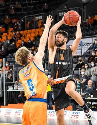 GER, EuroCup, ratiopharm Ulm vs Promitheas Patras 17 11 2021, ratiopharm arena, New Ulm, GER, EuroCup, ratiopharm Ulm vs Promitheas Patras, pictured Per Günther Guenther Ulm, 6 , Nikolaos Gkikas Patras, 8 nordphotoxGmbHx xHafner nph00200