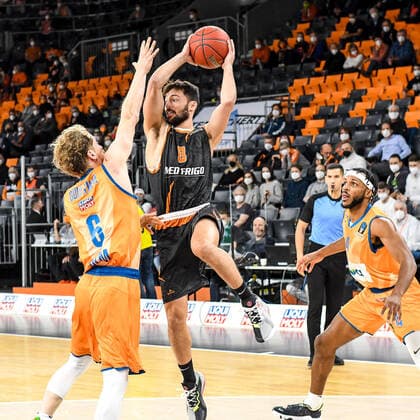 GER, EuroCup, ratiopharm Ulm vs Promitheas Patras 17 11 2021, ratiopharm arena, New Ulm, GER, EuroCup, ratiopharm Ulm vs Promitheas Patras, in picture Per Günther Guenther Ulm, 6 , Nikolaos Gkikas Patras, 8 , Jaron Blossomgame Ulm, 4 nordphotoxGmbHx xHafner nph00200