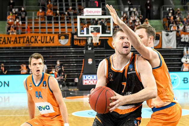 GER, EuroCup, ratiopharm Ulm vs Promitheas Patras 17 11 2021, ratiopharm arena, New Ulm, GER, EuroCup, ratiopharm Ulm vs Promitheas Patras, in picture Per Fedor Zugic Ulm, 44 , Dimitris Agravanis Patras, 7 , Philipp Herkenhoff Ulm, 14 nordphotoxGmbHx xHafner nph00200