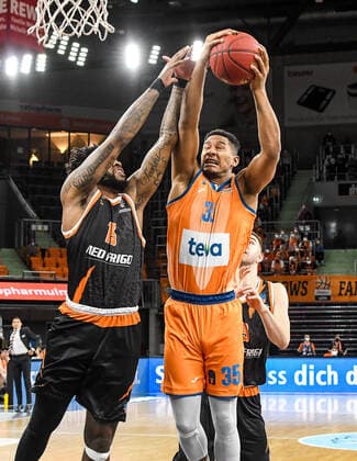 GER, EuroCup, ratiopharm Ulm vs Promitheas Patras 17 11 2021, ratiopharm arena, New Ulm, GER, EuroCup, ratiopharm Ulm vs Promitheas Patras, pictured Isaiah Miles Patras, 15 , Karim Jallow Ulm, 35 wins the rebound. nordphotoxGmbHx xHafner nph00200