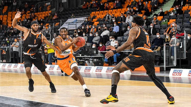 GER, EuroCup, ratiopharm Ulm vs Promitheas Patras 17 11 2021, ratiopharm arena, New Ulm, GER, EuroCup, ratiopharm Ulm vs Promitheas Patras, pictured energetic effort by Semaj Christon Ulm, 0 against Loic Schwartz Patras, 1 and Isaiah Miles Patras, 15. nordphotoxGmbHx xHafner nph00200