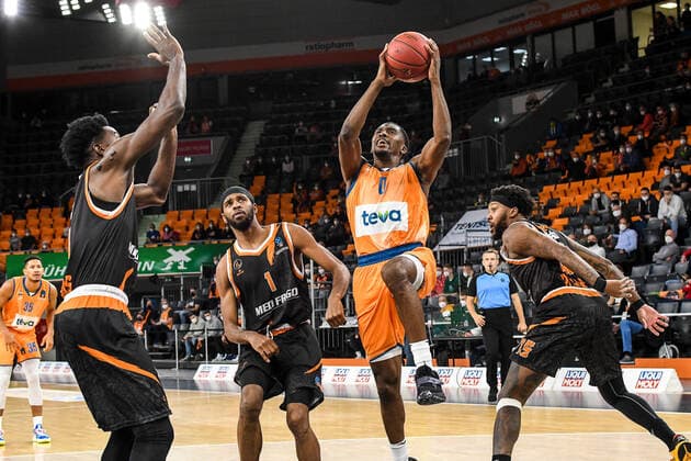 GER, EuroCup, ratiopharm Ulm vs Promitheas Patras 17 11 2021, ratiopharm arena, New Ulm, GER, EuroCup, ratiopharm Ulm vs Promitheas Patras, pictured energetic effort by Semaj Christon Ulm, 0 against Loic Schwartz Patras, 1 and Isaiah Miles Patras, 15. nordphotoxGmbHx xHafner nph00200