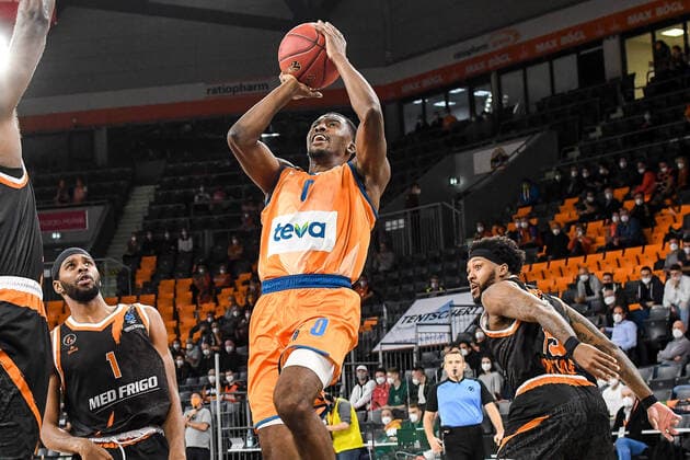 GER, EuroCup, ratiopharm Ulm vs Promitheas Patras 17 11 2021, ratiopharm arena, New Ulm, GER, EuroCup, ratiopharm Ulm vs Promitheas Patras, pictured energetic effort by Semaj Christon Ulm, 0 against Loic Schwartz Patras, 1 and Isaiah Miles Patras, 15. nordphotoxGmbHx xHafner nph00200