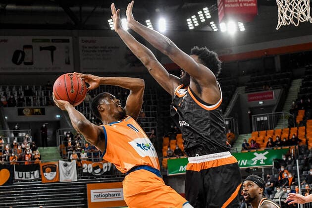 GER, EuroCup, ratiopharm Ulm vs Promitheas Patras 17 11 2021, ratiopharm arena, New Ulm, GER, EuroCup, ratiopharm Ulm vs Promitheas Patras, pictured Semaj Christon Ulm, 0 cant win against Dario Hunt Patras, 4. nordphotoxGmbHx xHafner nph00200