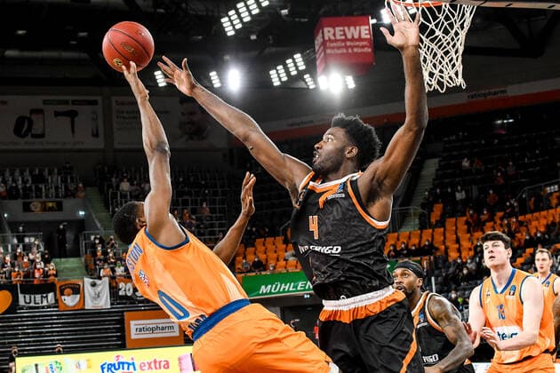 GER, EuroCup, ratiopharm Ulm vs Promitheas Patras 17 11 2021, ratiopharm arena, New Ulm, GER, EuroCup, ratiopharm Ulm vs Promitheas Patras, pictured Semaj Christon Ulm, 0 cant win against Dario Hunt Patras, 4. nordphotoxGmbHx xHafner nph00200