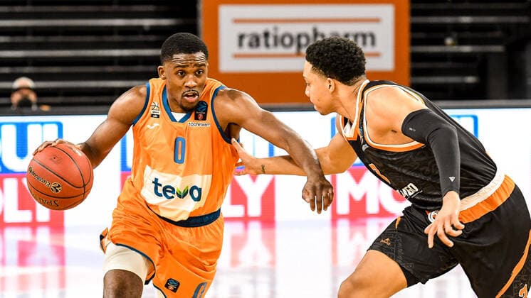 GER, EuroCup, ratiopharm Ulm vs Promitheas Patras 17 11 2021, ratiopharm arena, New Ulm, GER, EuroCup, ratiopharm Ulm vs Promitheas Patras, pictured Semaj Christon Ulm, 0 , Abdul Gaddy Patras, 3 nordphotoxGmbHx xHafner nph00200