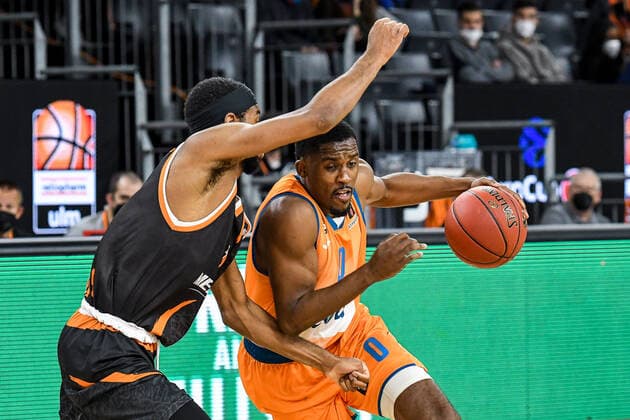 GER, EuroCup, ratiopharm Ulm vs Promitheas Patras 17 11 2021, ratiopharm arena, New Ulm, GER, EuroCup, ratiopharm Ulm vs Promitheas Patras, pictured Loic Schwartz Patras, 1 , Semaj Christon Ulm, 0 nordphotoxGmbHx xHafner nph00200