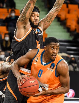 GER, EuroCup, ratiopharm Ulm vs Promitheas Patras 17 11 2021, ratiopharm arena, New Ulm, GER, EuroCup, ratiopharm Ulm vs Promitheas Patras, pictured Isaiah Miles Patras, 15 , Semaj Christon Ulm, 0 nordphotoxGmbHx xHafner nph00200