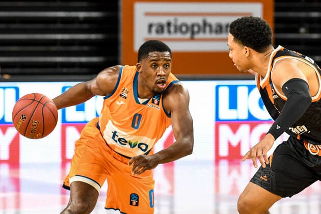 GER, EuroCup, ratiopharm Ulm vs Promitheas Patras 17 11 2021, ratiopharm arena, New Ulm, GER, EuroCup, ratiopharm Ulm vs Promitheas Patras, pictured Semaj Christon Ulm, 0 , Abdul Gaddy Patras, 3 nordphotoxGmbHx xHafner nph00200
