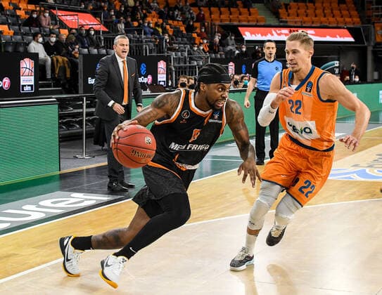 GER, EuroCup, ratiopharm Ulm vs Promitheas Patras 17 11 2021, ratiopharm arena, New Ulm, GER, EuroCup, ratiopharm Ulm vs Promitheas Patras, pictured Kendrick Ray Patras, 0 , Thomas Klepeisz Ulm, 22 nordphotoxGmbHx xHafner nph00200