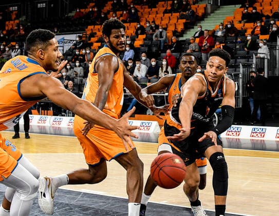 GER, EuroCup, ratiopharm Ulm vs Promitheas Patras 17 11 2021, ratiopharm arena, New Ulm, GER, EuroCup, ratiopharm Ulm vs Promitheas Patras, pictured Karim Jallow Ulm, 35 , Cristiano Felicio Ulm, 1 , Semaj Christon Ulm, 0 , Abdul Gaddy Patras, 3 nordphotoxGmbHx xHafner nph00200