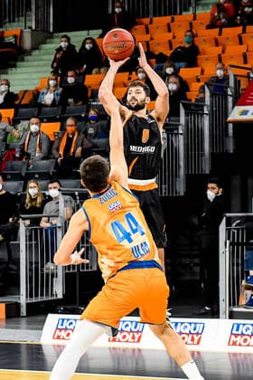 GER, EuroCup, ratiopharm Ulm vs Promitheas Patras 17 11 2021, ratiopharm arena, New Ulm, GER, EuroCup, ratiopharm Ulm vs Promitheas Patras, pictured Fedor Zugic Ulm, 44 , Nikolaos Gkikas Patras, 8 nordphotoxGmbHx xHafner nph00200
