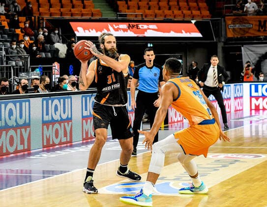 GER, EuroCup, ratiopharm Ulm vs Promitheas Patras 17 11 2021, ratiopharm arena, New Ulm, GER, EuroCup, ratiopharm Ulm vs Promitheas Patras, pictured Charis Giannopoulos Patras, 31 , Karim Jallow Ulm, 35. nordphotoxGmbHx xHafner nph00200