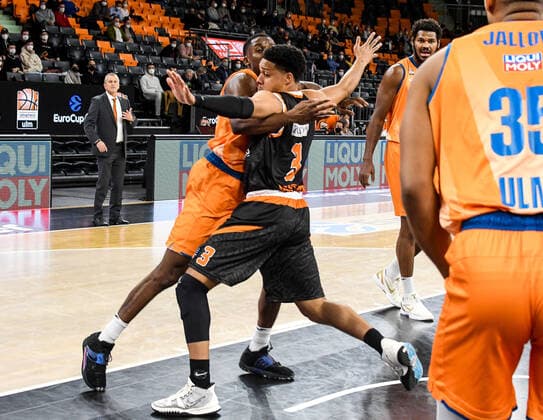GER, EuroCup, ratiopharm Ulm vs Promitheas Patras 17 11 2021, ratiopharm arena, New Ulm, GER, EuroCup, ratiopharm Ulm vs Promitheas Patras, pictured Semaj Christon Ulm, 0 , Abdul Gaddy Patras, 3 nordphotoxGmbHx xHafner nph00200