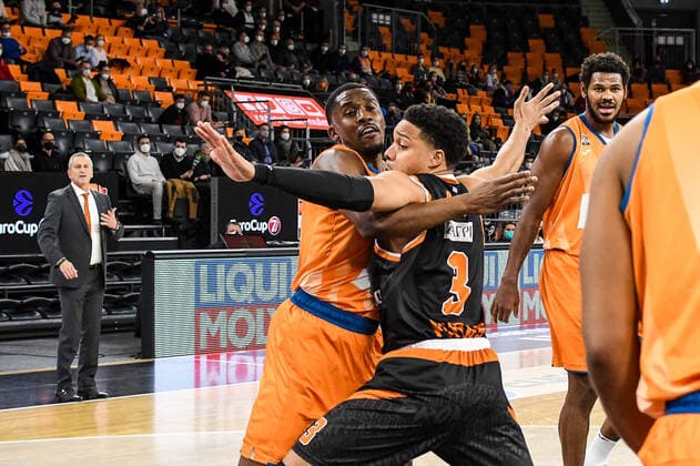 GER, EuroCup, ratiopharm Ulm vs Promitheas Patras 17 11 2021, ratiopharm arena, New Ulm, GER, EuroCup, ratiopharm Ulm vs Promitheas Patras, pictured Semaj Christon Ulm, 0 , Abdul Gaddy Patras, 3 nordphotoxGmbHx xHafner nph00200