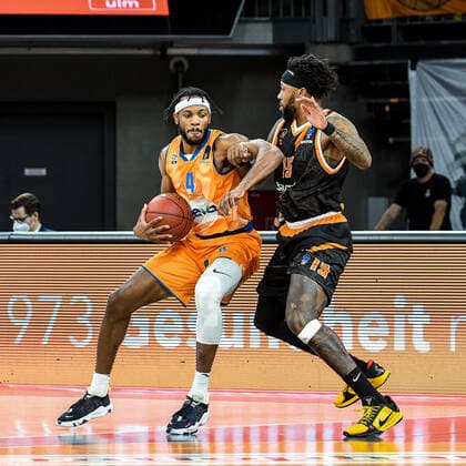GER, EuroCup, ratiopharm Ulm vs Promitheas Patras 17 11 2021, ratiopharm arena, New Ulm, GER, EuroCup, ratiopharm Ulm vs Promitheas Patras, pictured Jaron Blossomgame Ulm, 4 , Isaiah Miles Patras, 15 nordphotoxGmbHx xHafner nph00200