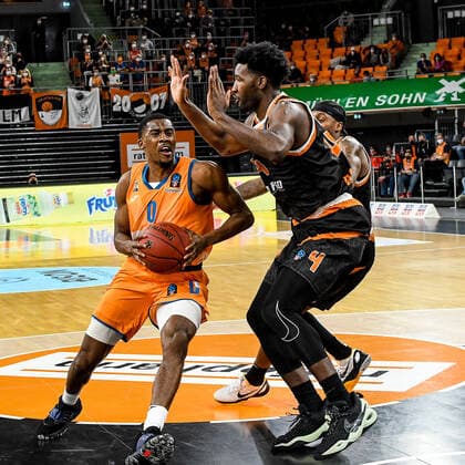 GER, EuroCup, ratiopharm Ulm vs Promitheas Patras 17 11 2021, ratiopharm arena, New Ulm, GER, EuroCup, ratiopharm Ulm vs Promitheas Patras, pictured Semaj Christon Ulm, 0 , Dario Hunt Patras, 4 nordphotoxGmbHx xHafner nph00200