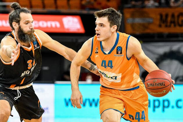 GER, EuroCup, ratiopharm Ulm vs Promitheas Patras 17 11 2021, ratiopharm arena, New Ulm, GER, EuroCup, ratiopharm Ulm vs Promitheas Patras, pictured Charis Giannopoulos Patras, 31 , Fedor Zugic Ulm, 44 nordphotoxGmbHx xHafner nph00200