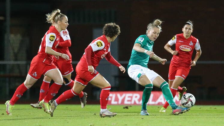 v li Lina Hausicke SV Werder Bremen, 18 on the ball, single image, full body, action, game scene, THE DFB DIRECTIVES PROHIBIT ANY USE OF PHOTOGRAPHS AS IMAGE SEQUENCES AND OR QUASI VIDEO , 19 11 2021, Bremen Germany , Football, Flyeralarm Womens Bundesliga, SV Werder Bremen 1 FC Köln xobx