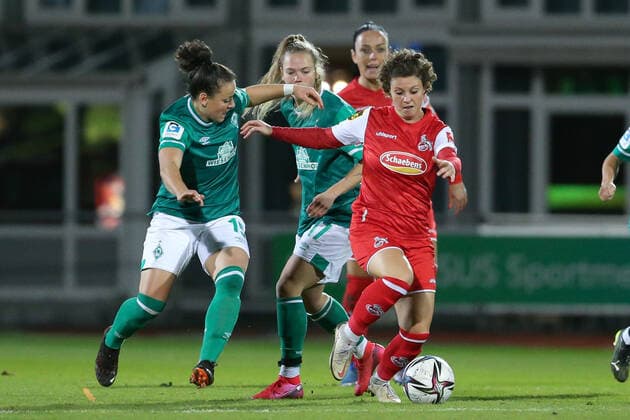f le Jasmin Sehan SV Werder Bremen, 15 and Anja Pfluger 1 FC Köln, 20 in duel, duel, dynamic, action, game scene, THE DFB REGULATIONS PROHIBIT ANY USE OF PHOTOGRAPHS AS IMAGE SEQUENCES AND OR QUASI VIDEO , 19 11 2021, Bremen Germany , Football, Flyeralarm Frauen Bundesliga, SV Werder Bremen 1 FC Köln xobx