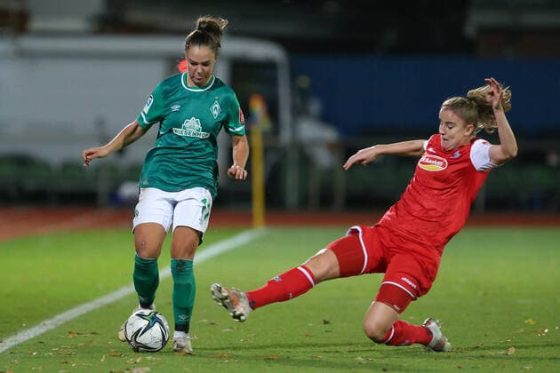 f l Maja Sternad SV Werder Bremen, 11 and Myrthe Moorrees 1 FC Köln, 6 in duel, duel, dynamic, action, game scene, THE DFB REGULATIONS PROHIBIT ANY USE OF PHOTOGRAPHS AS IMAGE SEQUENCES AND OR QUASI VIDEO , 19 11 2021, Bremen Germany , Football, Flyeralarm Frauen Bundesliga, SV Werder Bremen 1 FC Köln xobx
