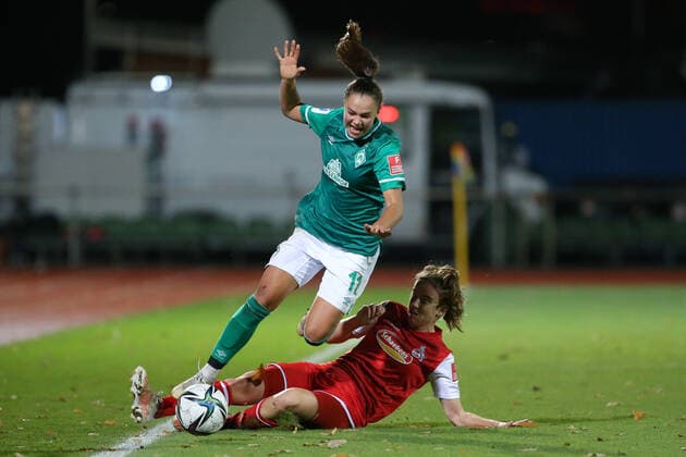 f l Maja Sternad SV Werder Bremen, 11 and Myrthe Moorrees 1 FC Köln, 6 in duel, duel, dynamic, action, game scene, THE DFB REGULATIONS PROHIBIT ANY USE OF PHOTOGRAPHS AS IMAGE SEQUENCES AND OR QUASI VIDEO , 19 11 2021, Bremen Germany , Football, Flyeralarm Frauen Bundesliga, SV Werder Bremen 1 FC Köln xobx